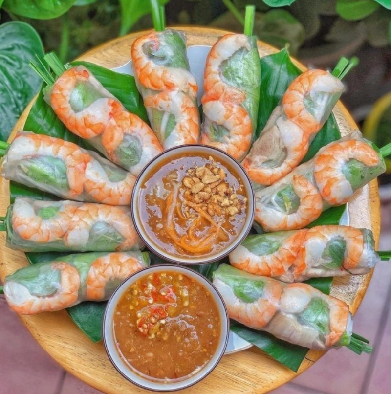 Bánh tráng phơi sương cuộn tôm, trứng