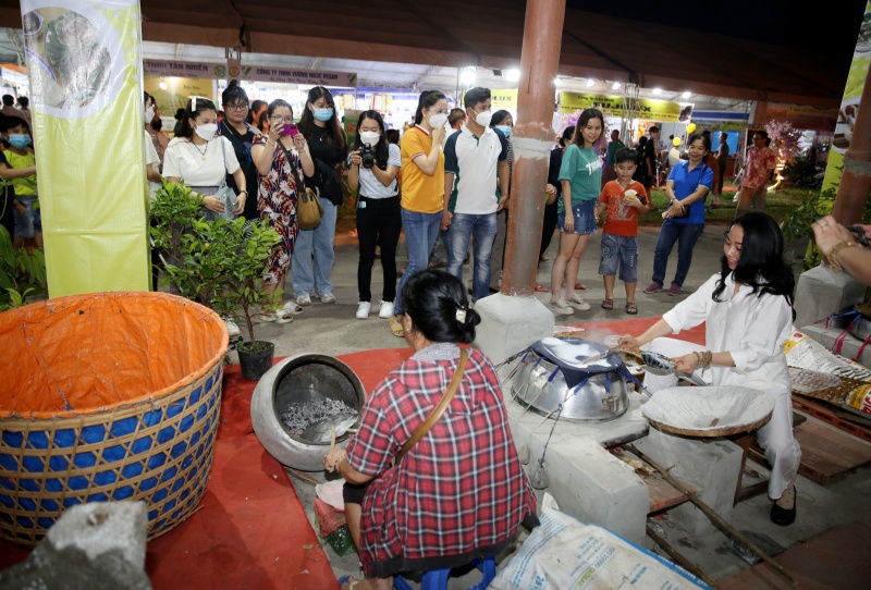 Hoạt động tại làng nghề bánh tráng Tây Ninh