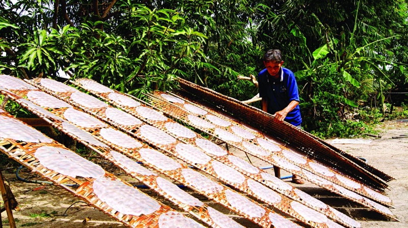 Phơi nắng bánh tráng 