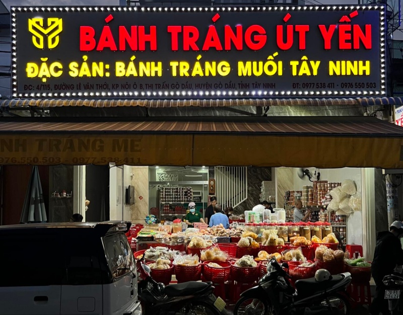 Mua bánh tráng tắc tại Út Yến